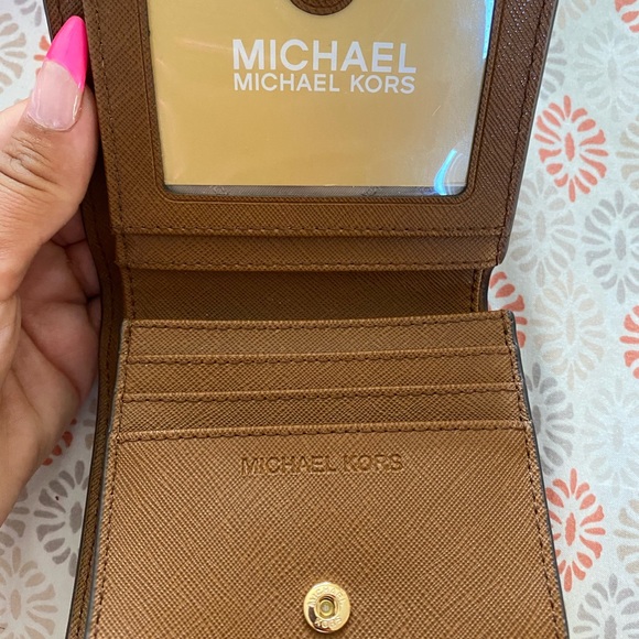 Micheal Kors tan wallet - Picture 2 of 3
